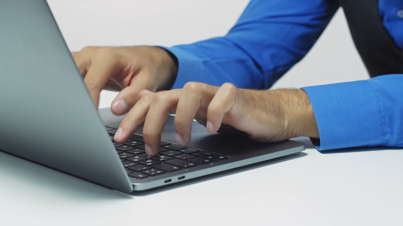 el hombre trabaja en la computadora portátil en la oficina. el freelance trabaja en la oficina.