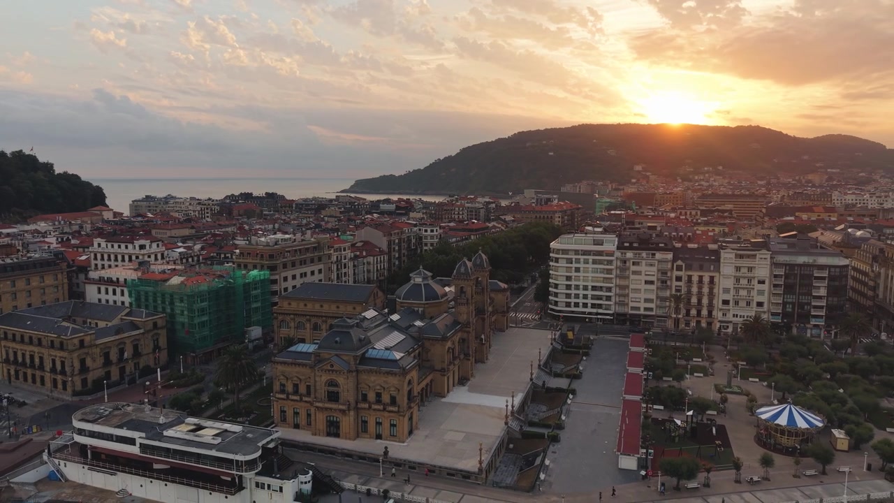 Ripresa aerea mattutina con drone in allontanamento che rivela la costa di San Sebastián, Spagna