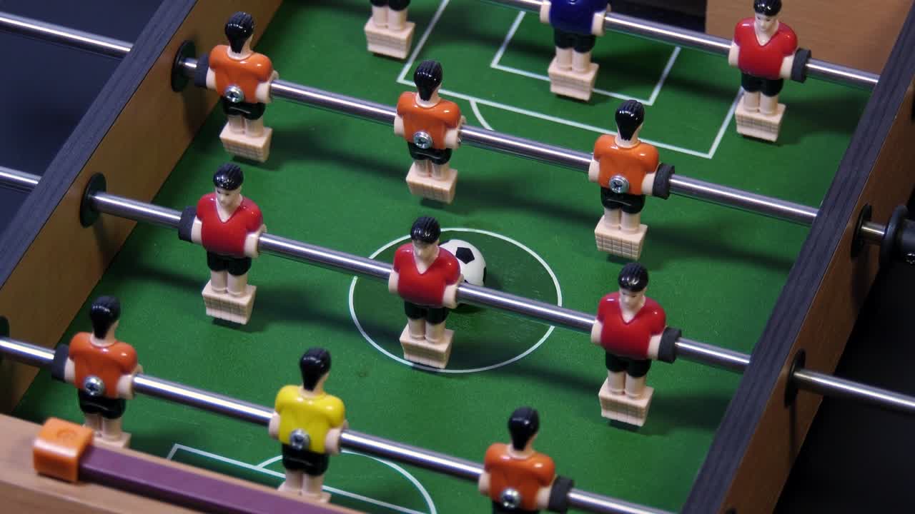 jugando al fútbol en la mesa de juego