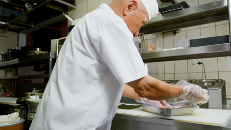 chef masculino preparando sushi en la cocina 4k