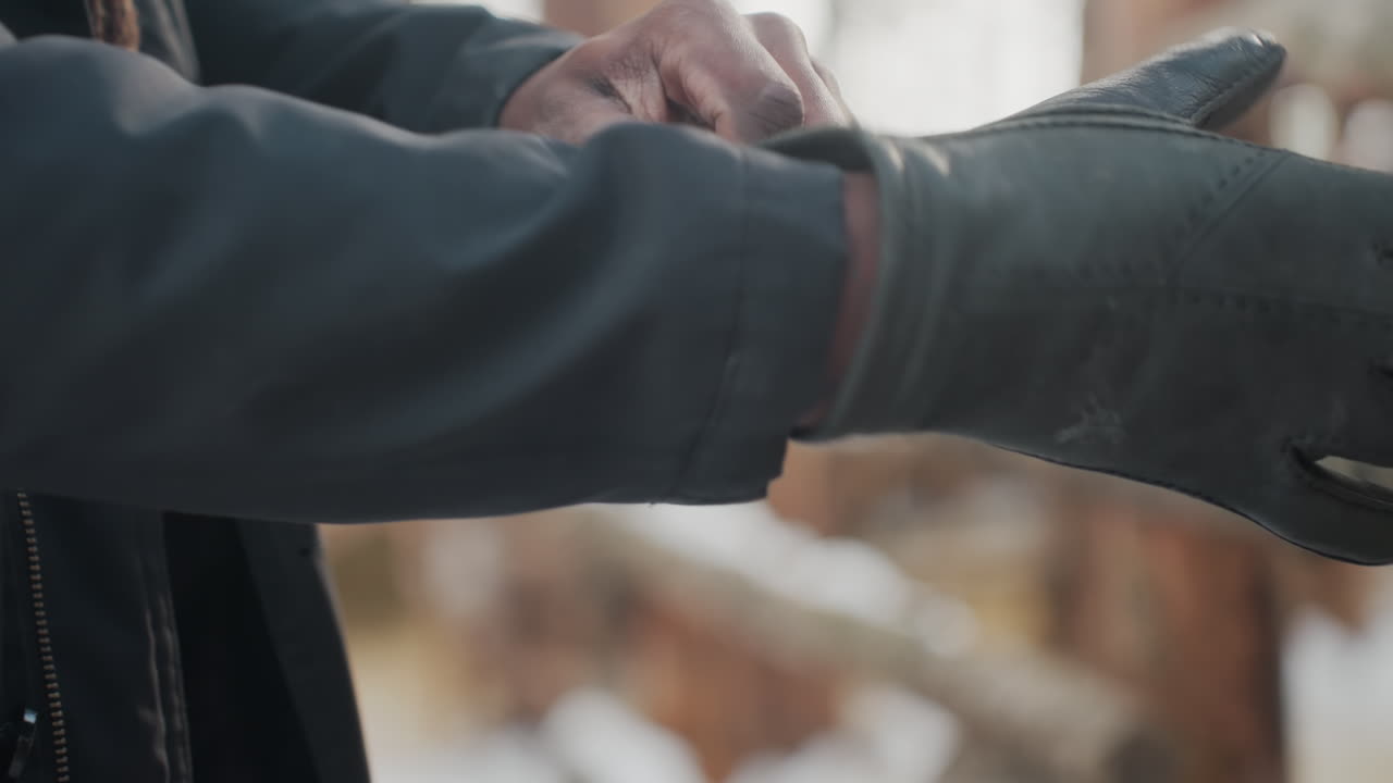 bosque nevado con equipamiento de jinete, tranquila mañana de invierno con casco de montar y entorno rústico, apacible paisaje nevado que muestra un casco de montar apoyado cerca de postes desgastados
