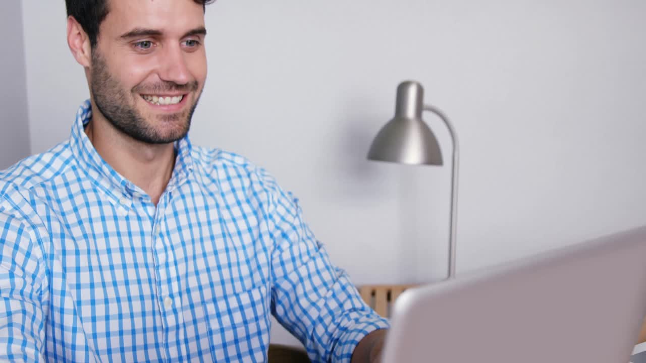 hombre escribiendo en la computadora