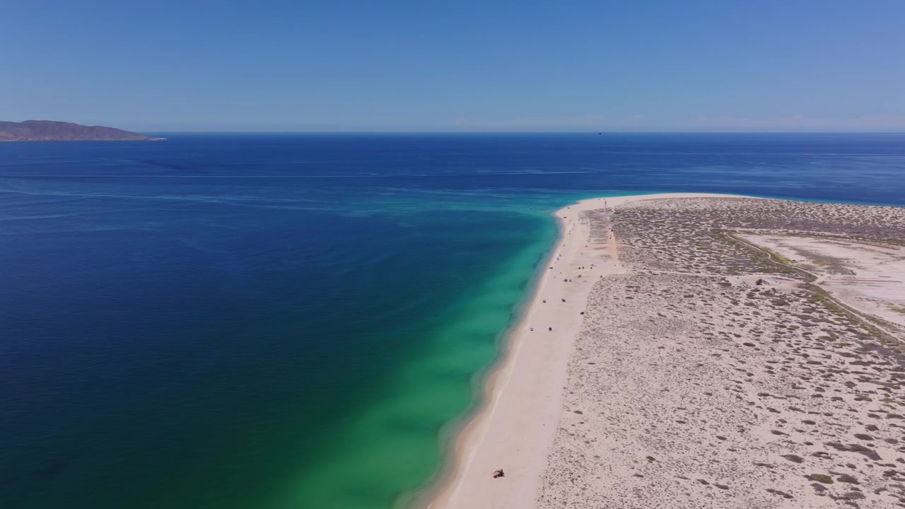 Impresionante toma aérea de dron en 4K de la playa Punta Arena en La Ventana, México, con aguas cristalinas de color turquesa y una vista de Isla Cerralvo.