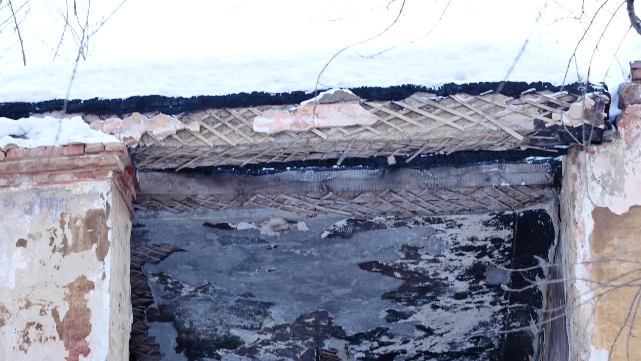 разрушенное здание зимой