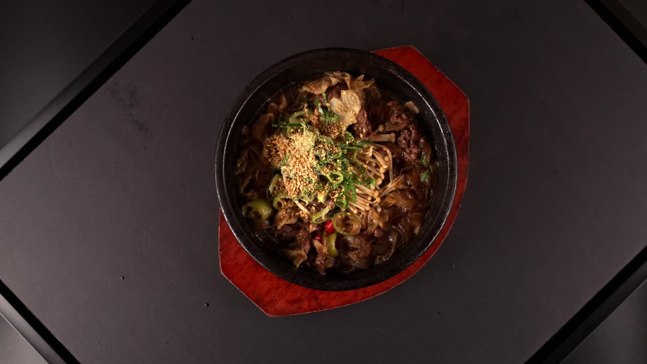 A rich, flavorful hot pot with marinated beef and fresh vegetables. 양념 소고기와 신선한 채소가 어우러진 깊은 맛의 전골.