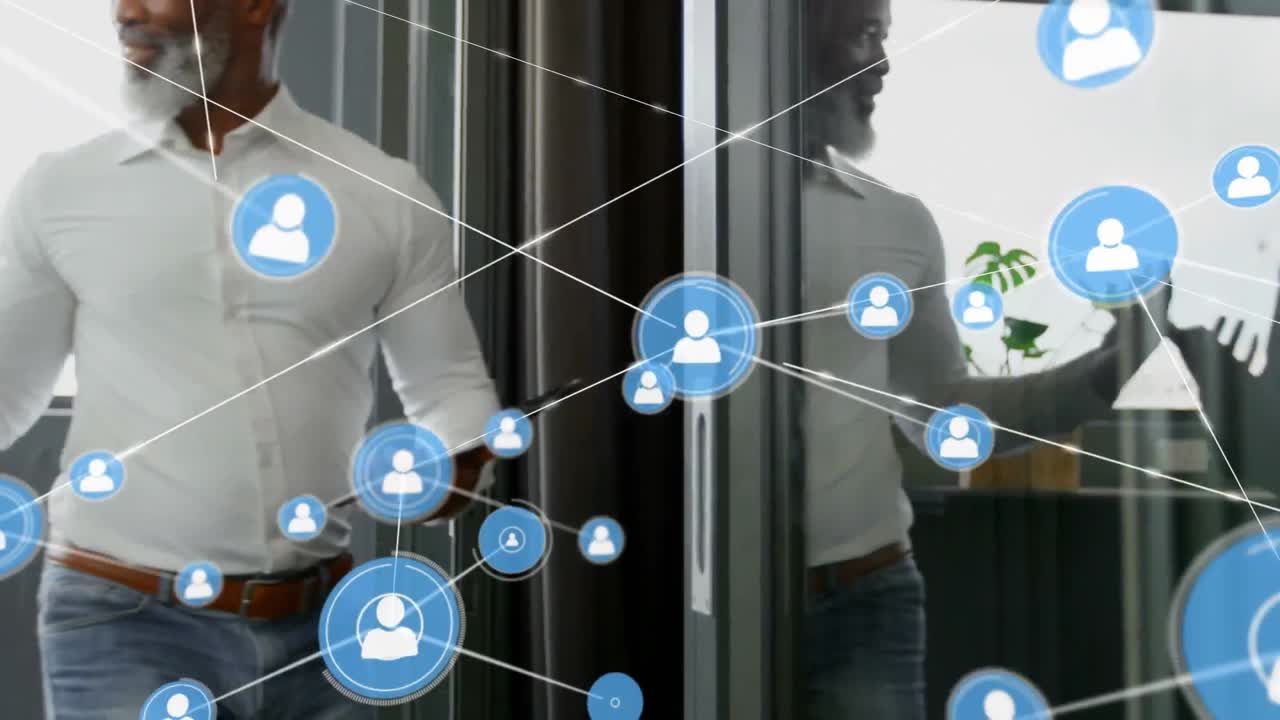 animación de iconos conectados, diversos compañeros de trabajo con tabletas entrando en la sala de reuniones desde el balcón.