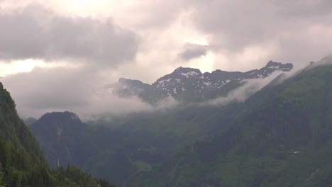 hermosas nubes en las montañas de kaprun en austria - timelapse