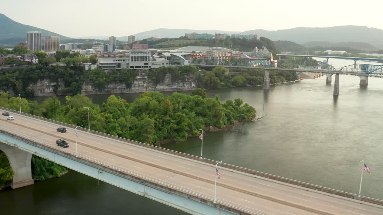 puente conmemorativo de veteranos a través del río tennessee en chattanooga