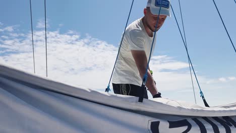 un marinero zarpando en un día soleado