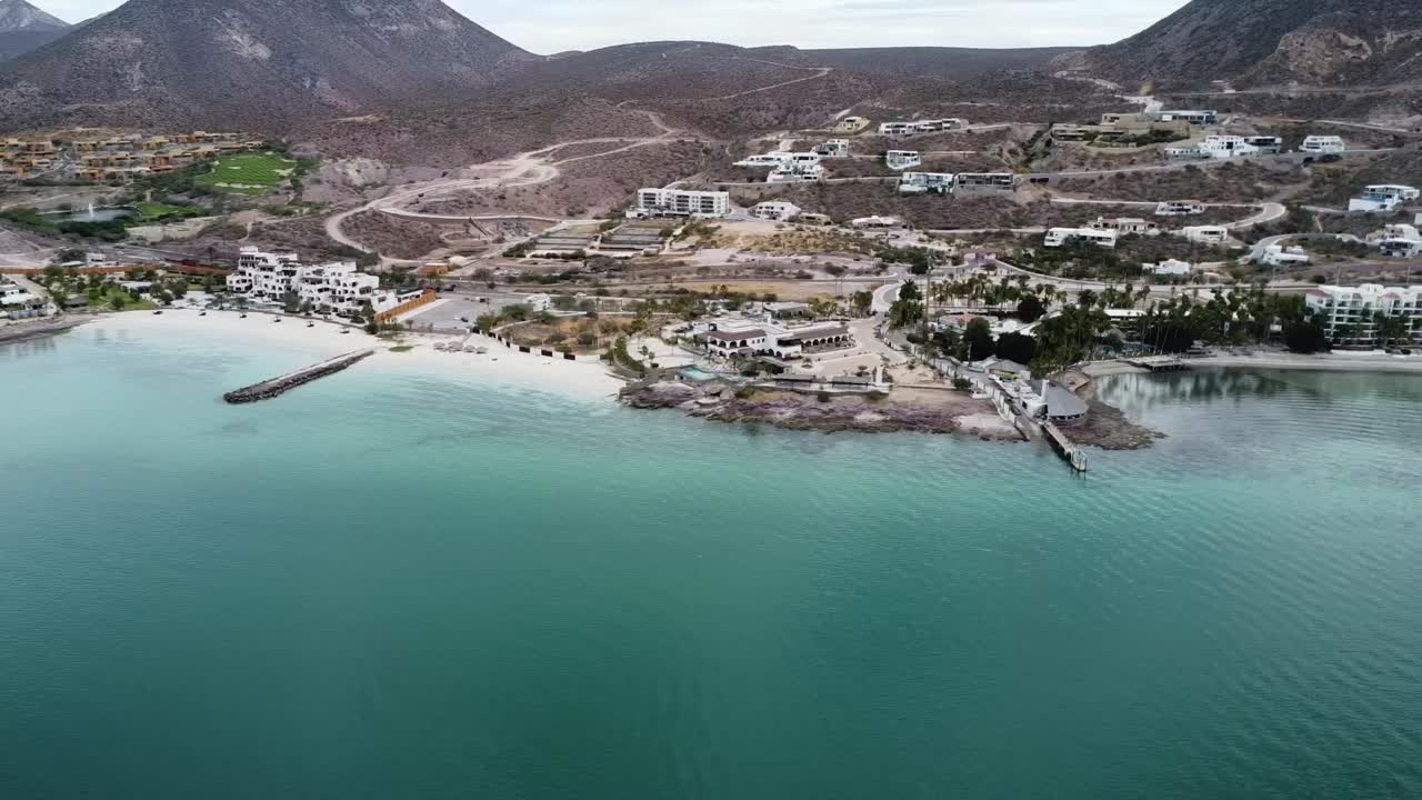 playa caimancito y la concha en la paz, baja california sur a la luz del día, vista aérea
