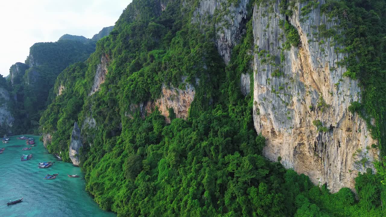 Vách đá vôi ở quần đảo Phi Phi, ảnh chụp từ trên không Thái Lan, điểm đến du lịch tuyệt đẹp, biển Andaman