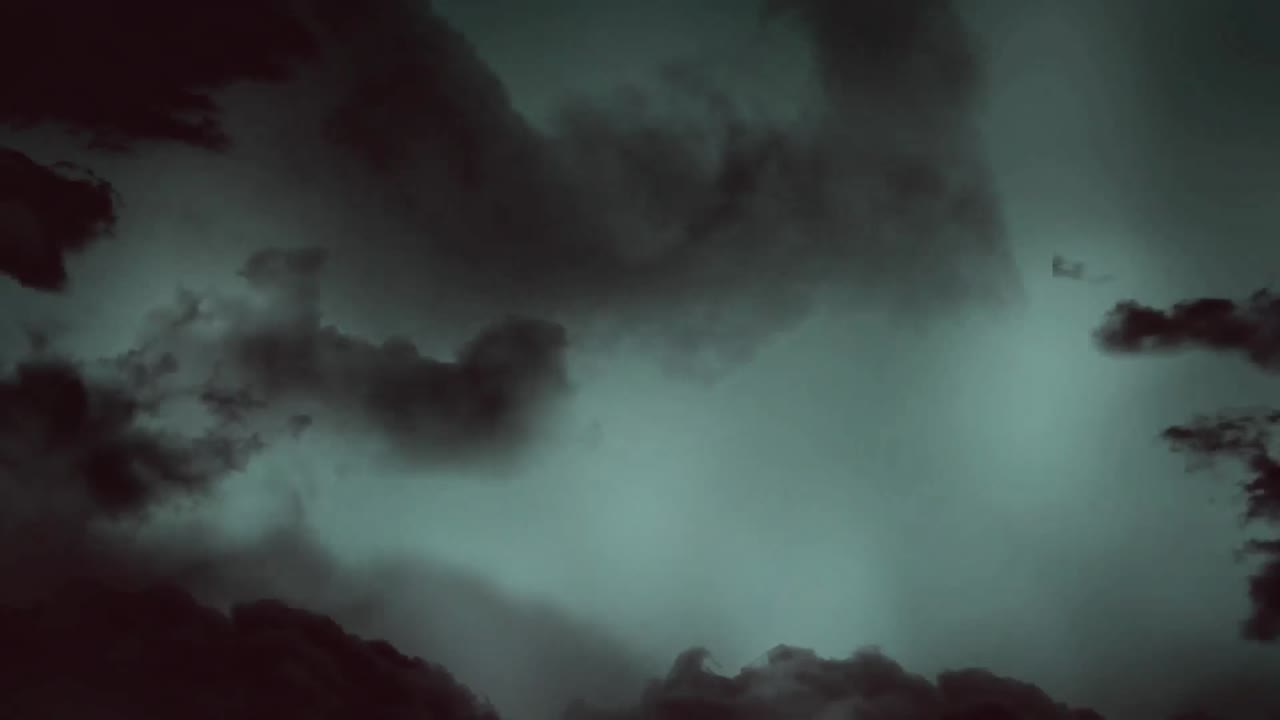 Cielo tempestoso con lampi di fulmini
