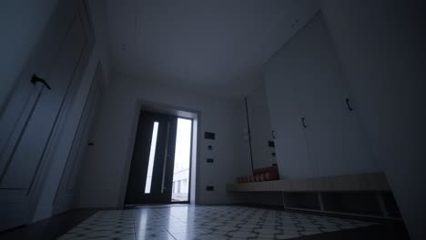 패턴 된 바닥 타일, 우아 한 색 저장 캐비, 그리고 입구 에 들어갈 때 활성화 되는 역동적 인 조명 을 가진 넓고 현대적 인 입구