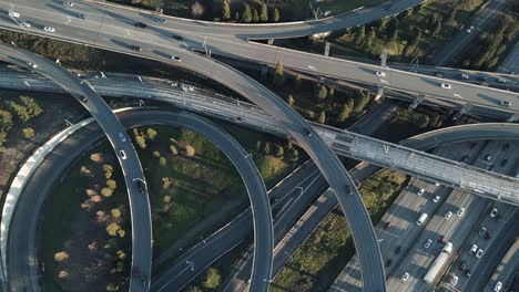 Luftüberflug-über-Sich-Kreuzende-Autobahnen-Bei-Sonnenuntergang