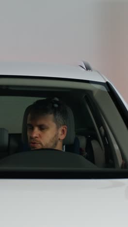hombre conduciendo un coche