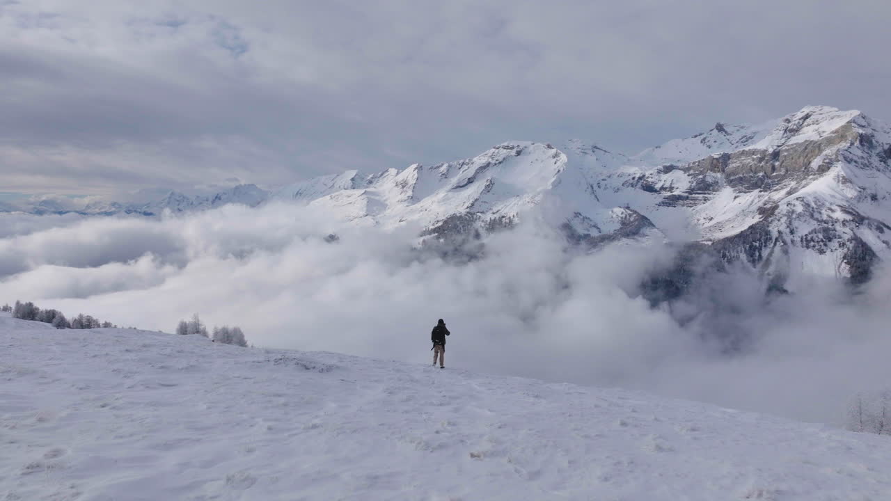 crans montana, valais의 마을을 통해 스위스에서 공중 촬영