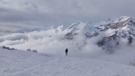 Toma-Aérea-En-Suiza-Sobre-La-Ciudad-De-Crans-Montana,-Valais