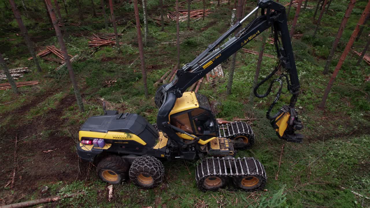tomada aérea de la máquina forestal y forestal escandinava finlandesa ponsse escorpión cosechadora hacia la derecha, tomada con dji air 2s