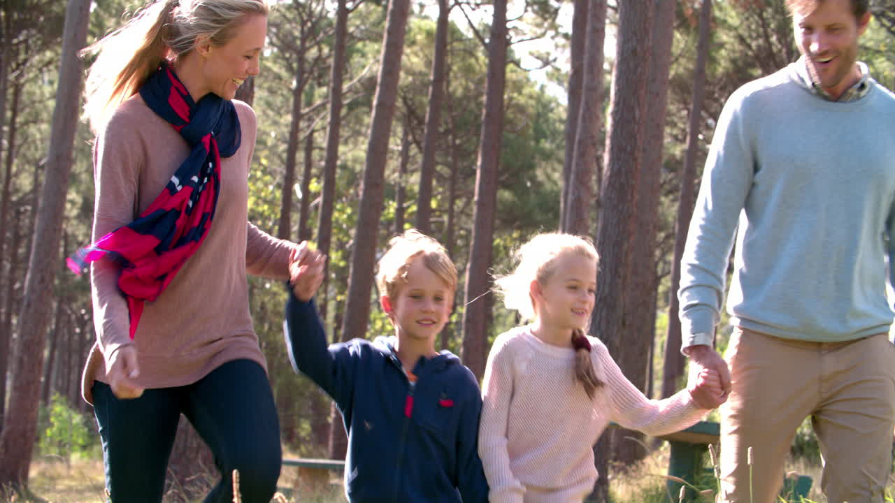 행복 한 가족 이 시골 에서 산책 하고 있다