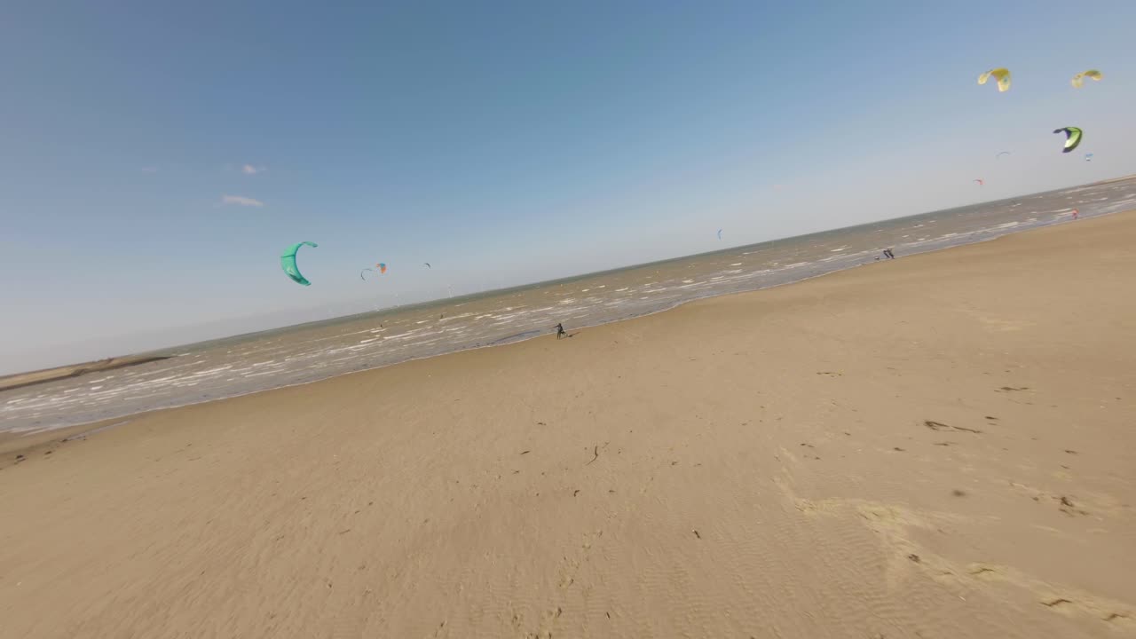 magnífico y seductor paisaje marino señuelo bandada de kitesurfistas y aventureros