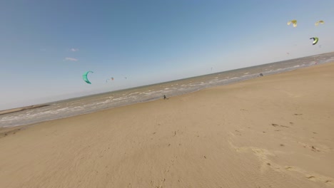 magnífico y seductor paisaje marino señuelo bandada de kitesurfistas y aventureros