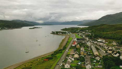 Elegancia-Aérea:-Pueblo-De-Kyleakin-Con-Vistas-Al-Lago-Alsh,-Puerta-De-Entrada-A-La-Isla-De-Skye,-Tierras-Altas-De-Escocia,-Escocia,-Reino-Unido