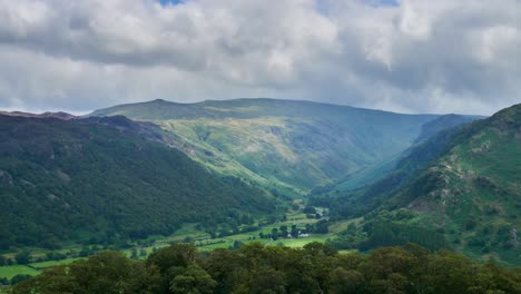 Lapsos-De-Tiempo-Del-Distrito-De-Los-Lagos-De-Luz-Y-Sombras-Moviéndose-Sobre-El-Valle-De-Stonethwaite-En-Prestadale