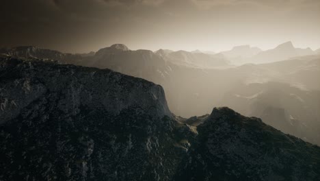 Dramatischer-Himmel-über-Stufen-In-Einem-Berg.