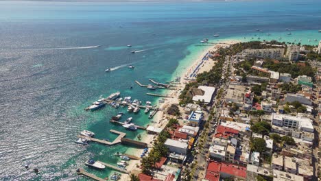 Aerial-timelapse-of-one-of-the-most-famous-beaches-in-the-Mexican-Caribbean,-North-Beach-in-Isla-Mujeres,-Mexico