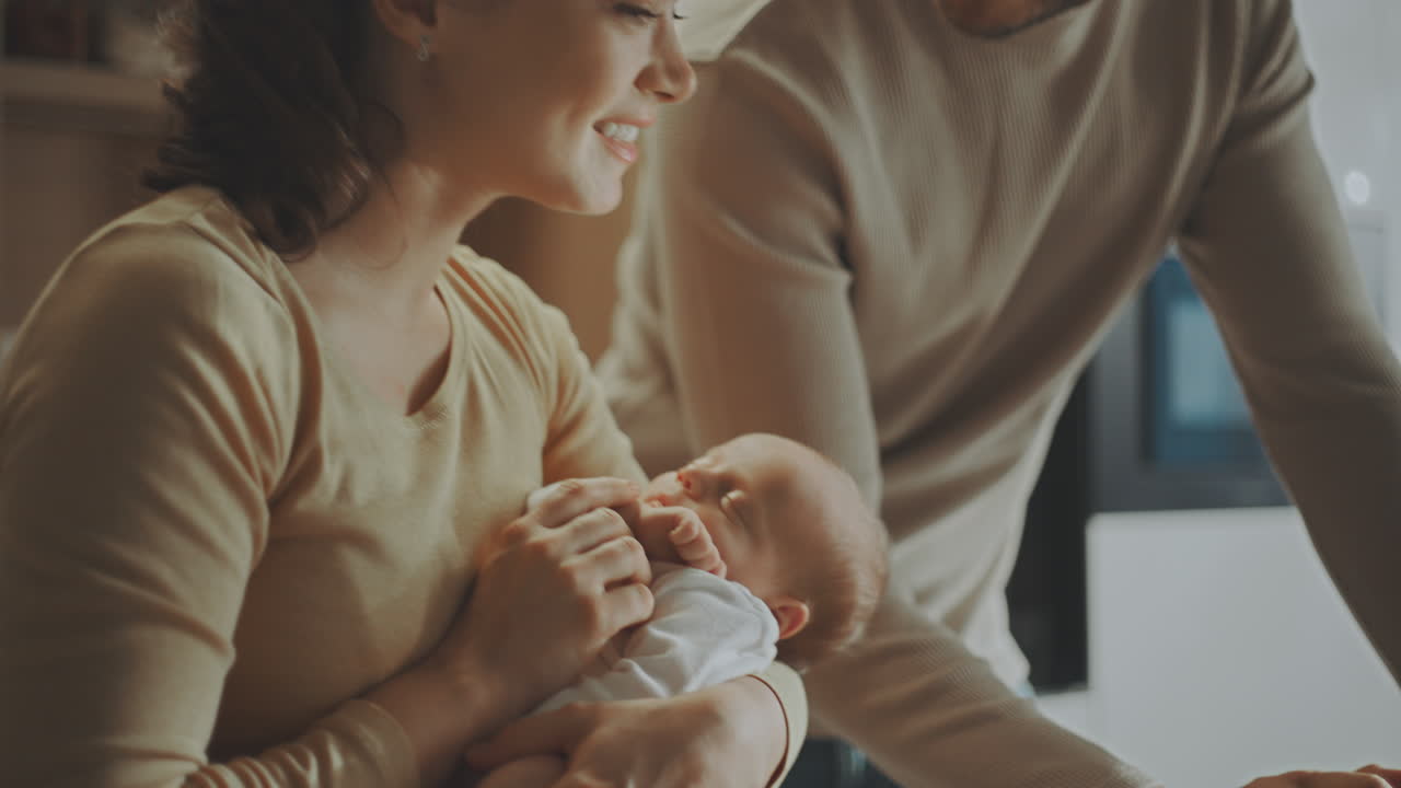 아기를 가진 행복한 가족