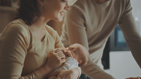 familia feliz con un bebé