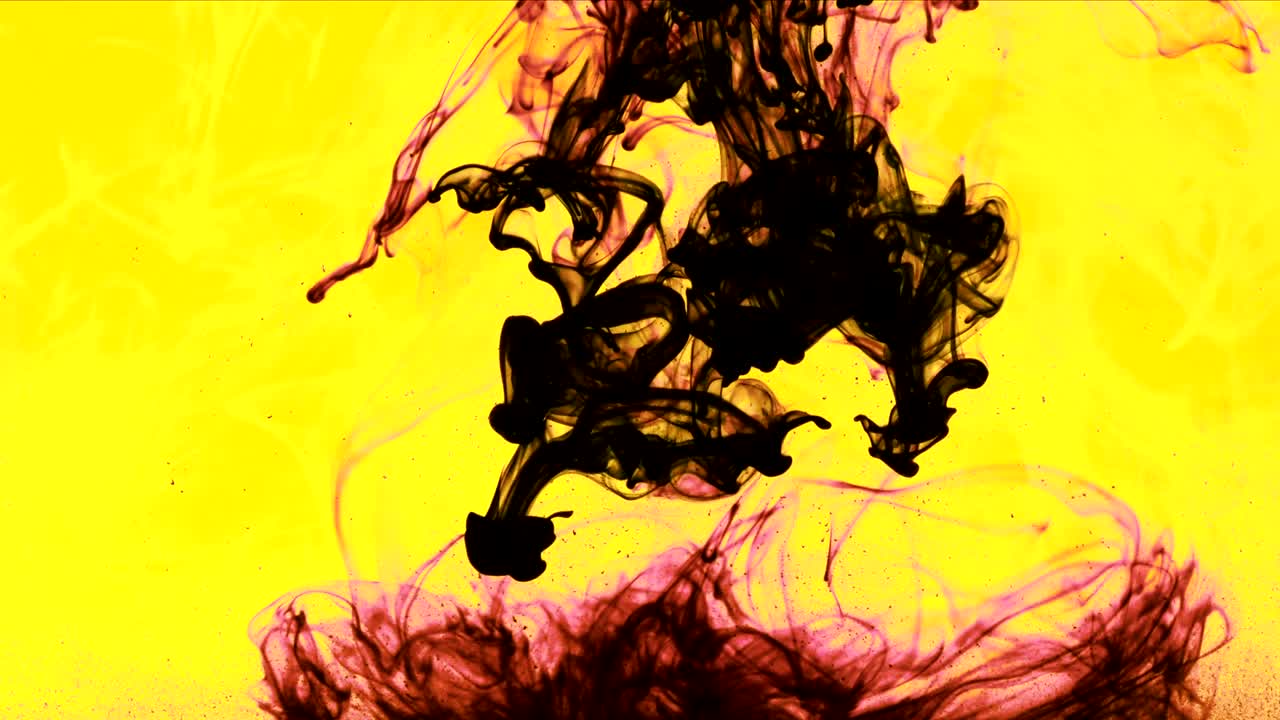 tinta abstracta esparcida bajo el agua