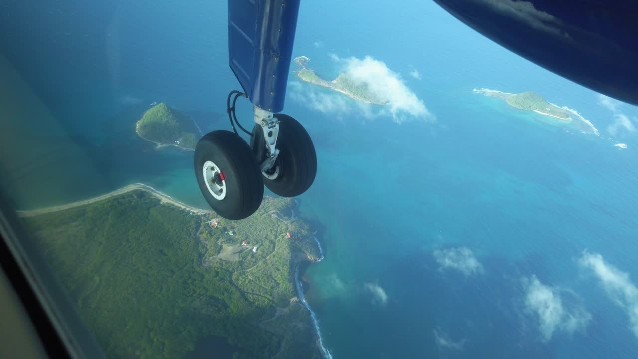 disfrutando de las vistas en un pequeño avión de hélice sobrevolando la isla caribeña de granada
