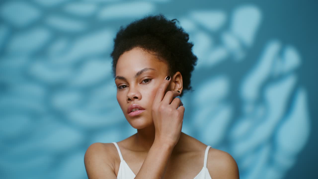 Retrato de una mujer joven y bella