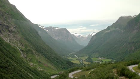 camino sinuoso de rv15 con vistas al valle de strynedalen en stryn, noruega