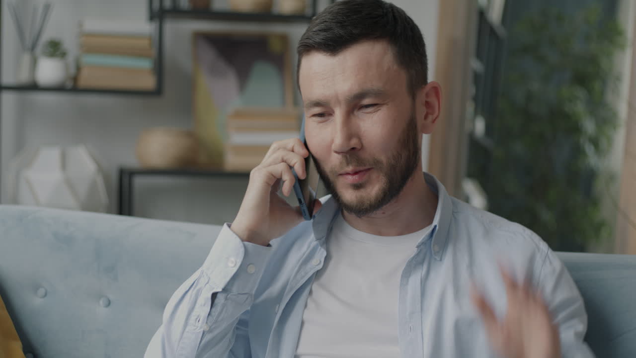 전화통화 중인 남자