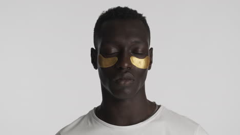 un hombre afroamericano con un fondo gris.