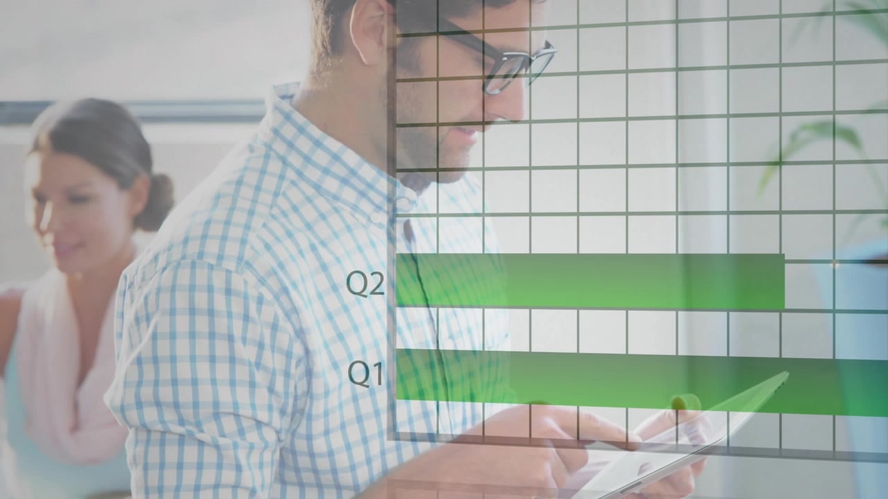 Animazione di grafici e dati finanziari su un uomo caucasico che lavora su tablet in ufficio