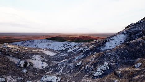 Der-Schönste-Bunte-Berg-Und-Der-Spektakulärste-Blaue-Himmel