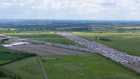 Luftaufnahme-Von-Tausenden-Unerwünschter-Fahrzeuge,-Die-Auf-Der-Ehemaligen-Landebahn-Des-RAF-Flugplatzes-Thurleigh-Gelagert-Werden