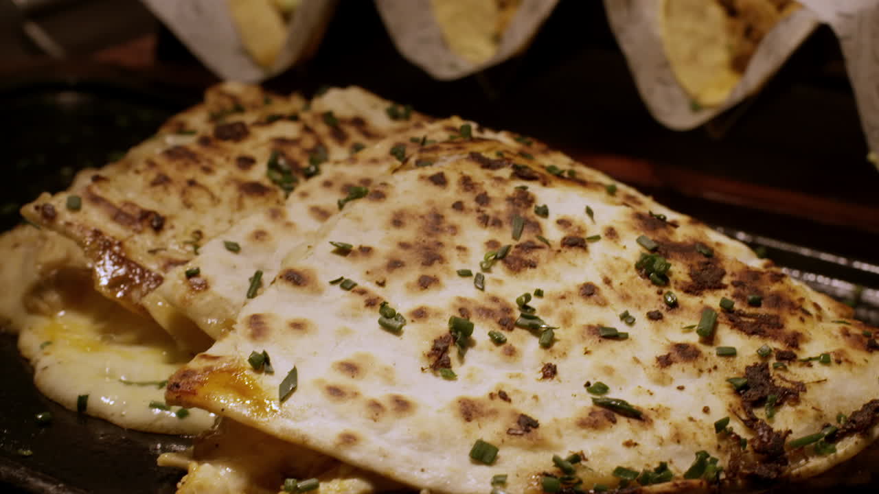 un acercamiento delicioso revela los deliciosos detalles de las quesadillas, mostrando su perfección dorada y quesada y su atractivo sabor