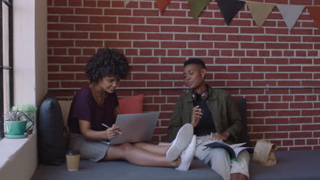 Jóvenes-Empresarios-Afroamericanos-Mujeres-Estudiantes-Estudian-Juntas-Trabajando-En-Proyectos-Creativos-Intercambiando-Ideas-En-Una-Oficina-De-Moda