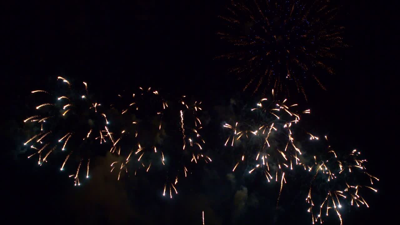 hermosa exhibición de trabajo de fuego colorido por la noche para la celebración en el festival