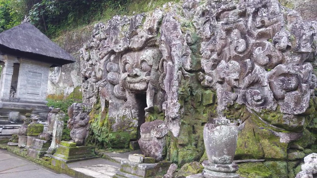 インドネシア、バリ島ギャニャール県ウブドにあるゴア・ガジャ象の洞窟寺院の石彫りの入口。