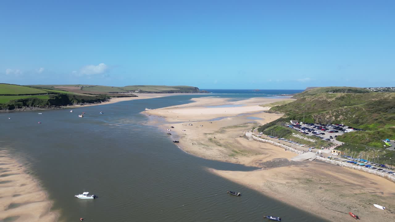 Padstow karşısındaki Cornwall, Birleşik Krallık'taki kayalık plajın, drone ile geri çekilerek yapılan tersine ortaya çıkarma hava görüntüsü.
