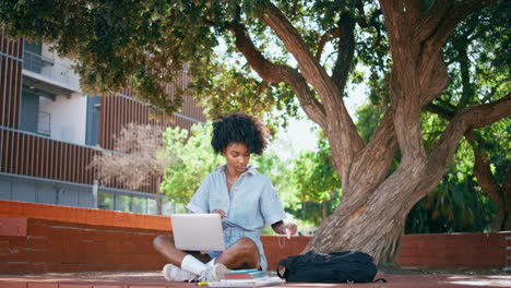 mujer estudiando al aire libre