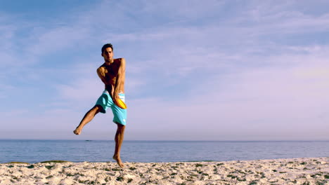 Hombre-Atractivo-Atrapando-Un-Frisbee