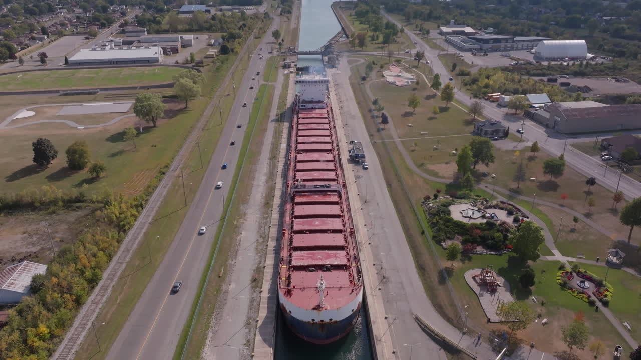 Luftaufnahme eines Schiffs im Kanal von Port Colborne an einem Herbsttag, friedliche Umgebung