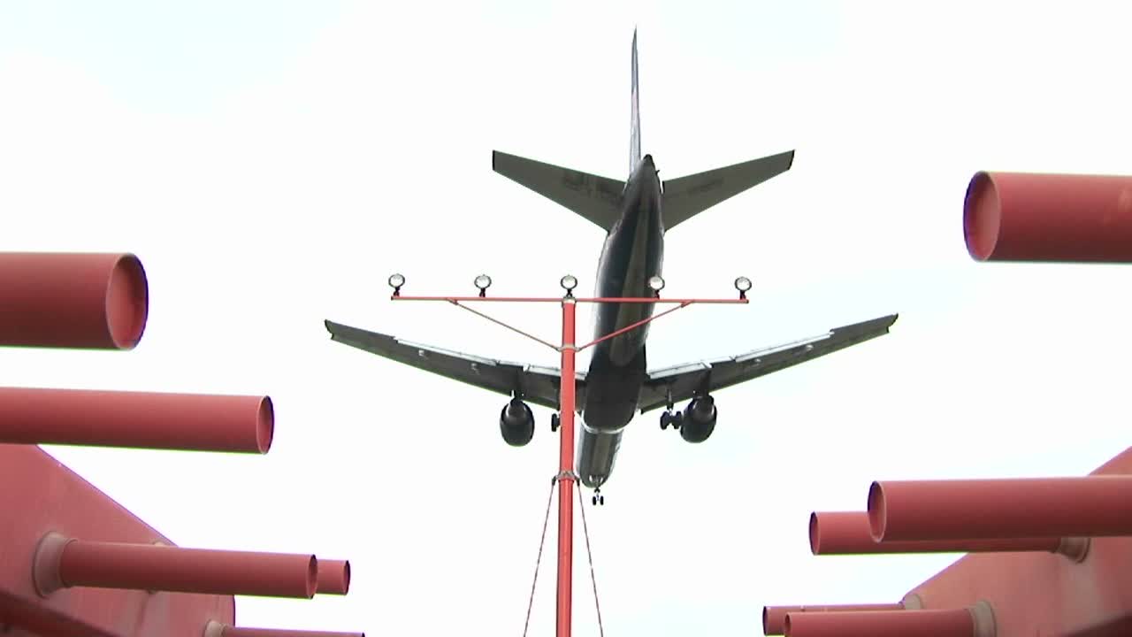 제트기가 전봇대 위를 날고 착륙할 준비를 한다