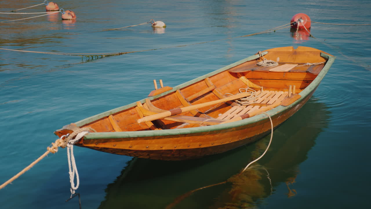 Una nuova barca in legno ormeggiata al largo Video 4K